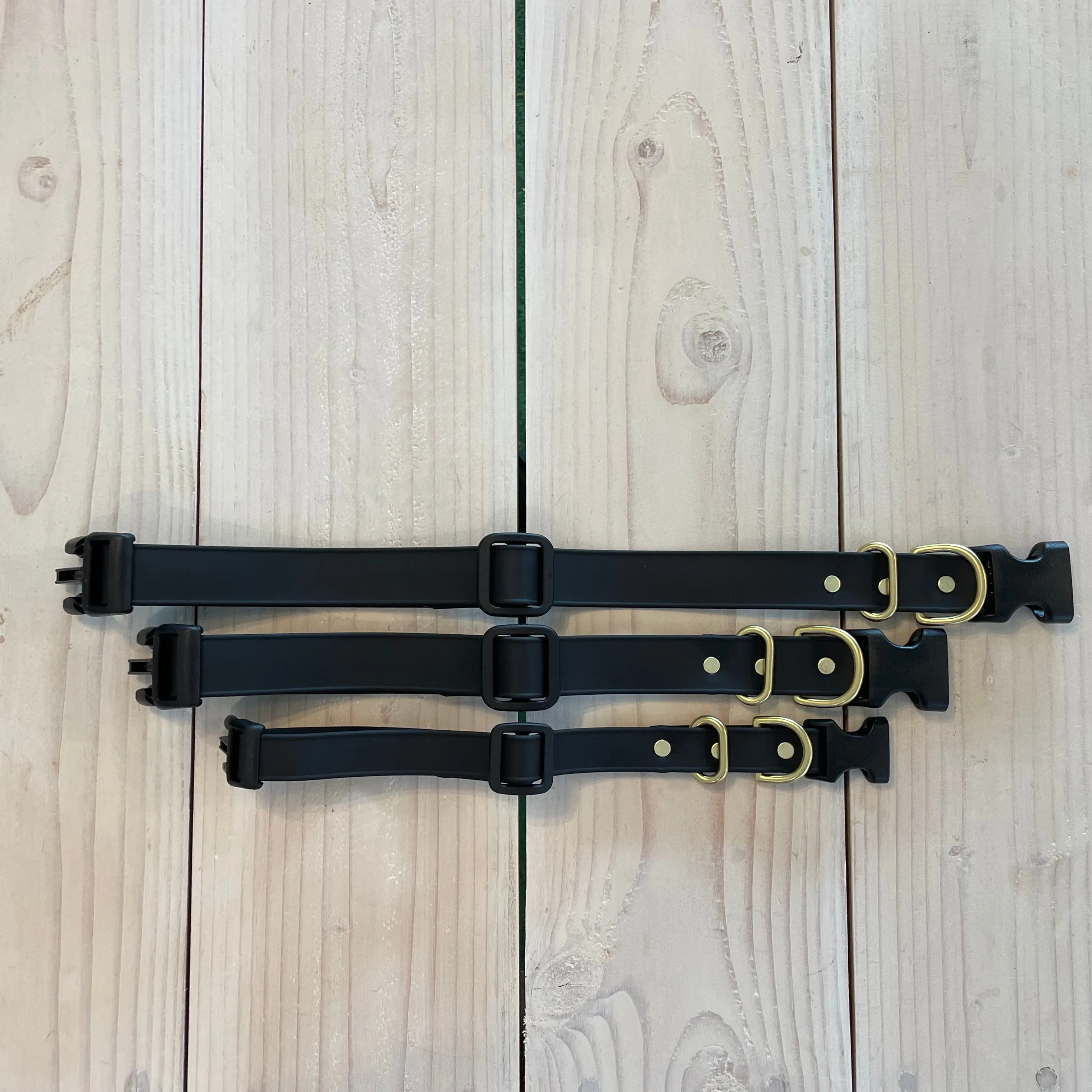 Adjustable Waterproof Collar : Black   Brass