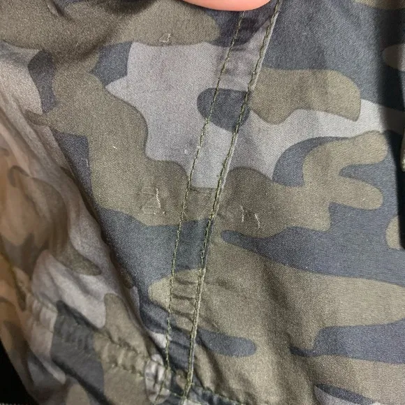 Soul Cycle  Windbreaker Anorak Hooded Packable Camo Jacket Size M