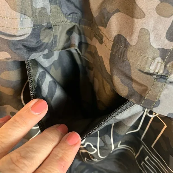 Soul Cycle  Windbreaker Anorak Hooded Packable Camo Jacket Size M